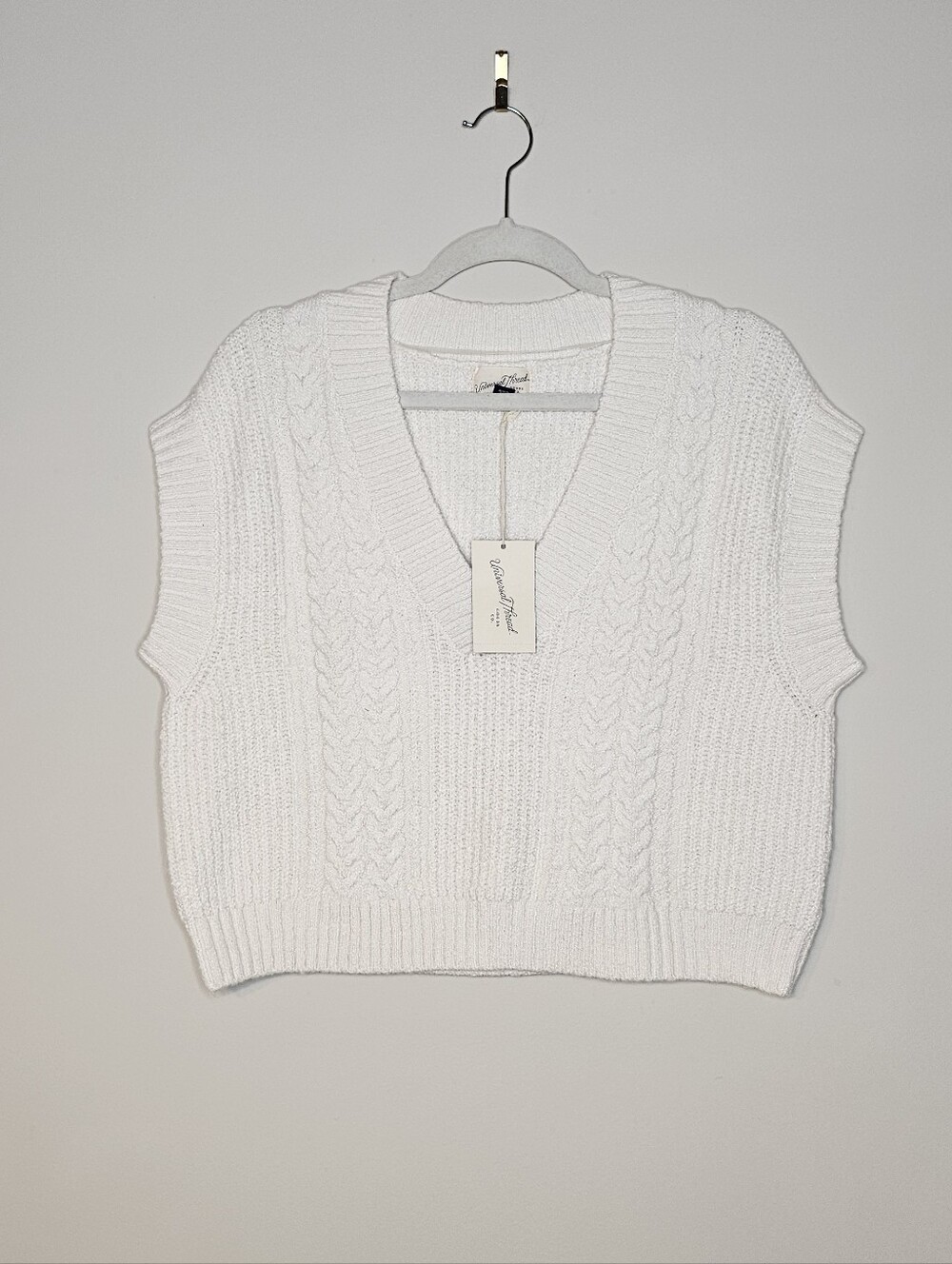 Universal Thread Cropped Cable Knit V Neck Sweater Vest Cream Size Medium NWT